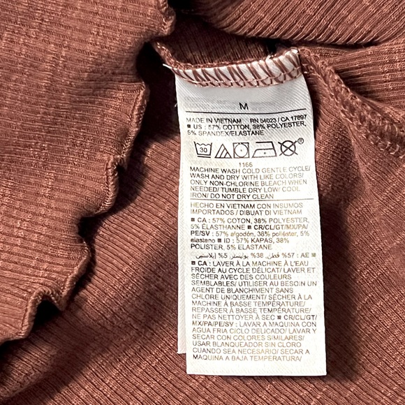 Old navy long sleeved lettuce-hemmed top - Picture 2 of 2